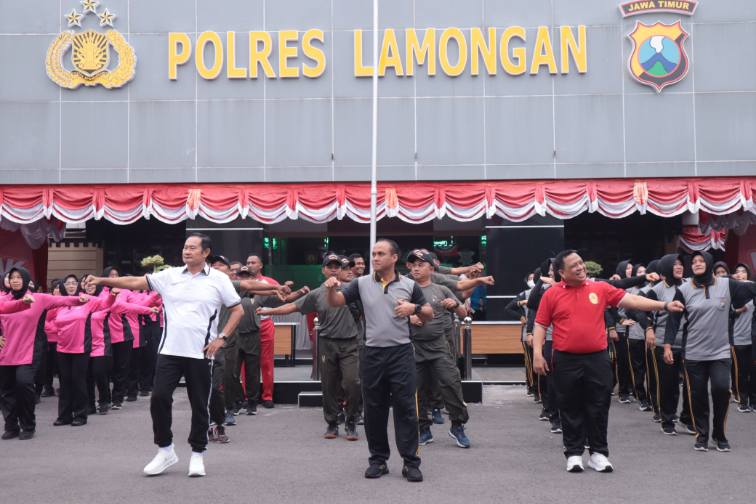 FOTO: Polres Lamongan menggelar olahraga bersama TNI-Polri, Pemerintah Daerah, dan stakeholder saat senam bersama. @by_News9.id