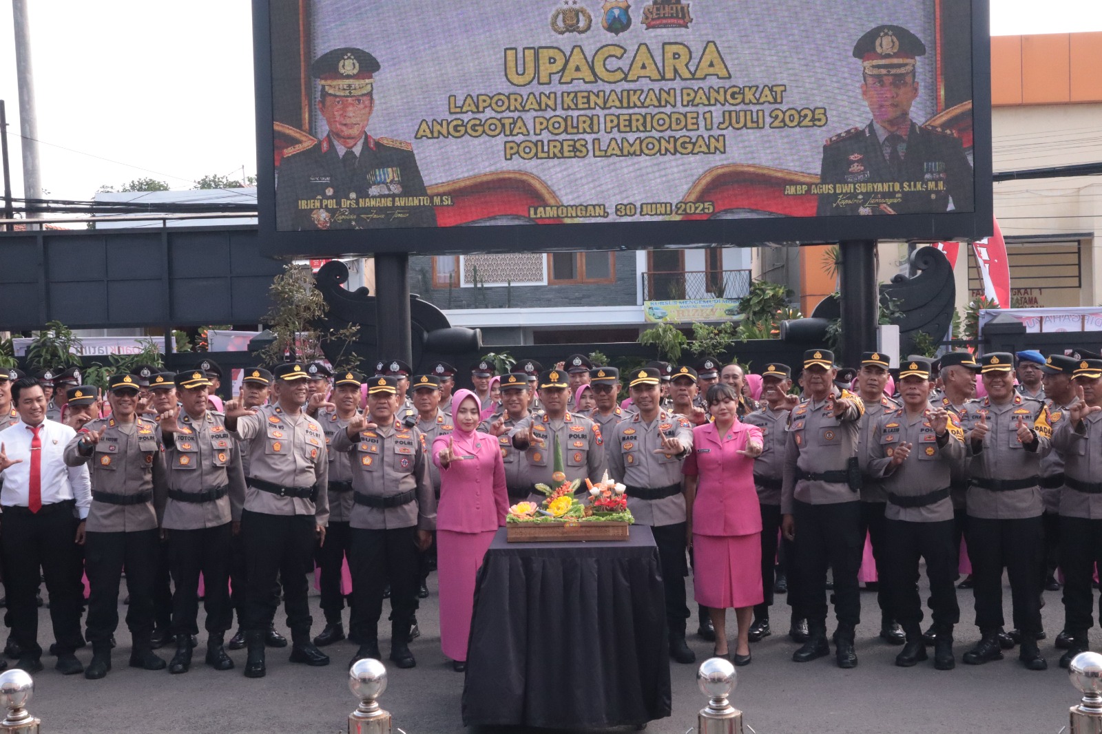 FOTO: Usai upacara laporan kenaikan pangkat anggota Polri Periode 1 Juli 2025. @by_News9.id