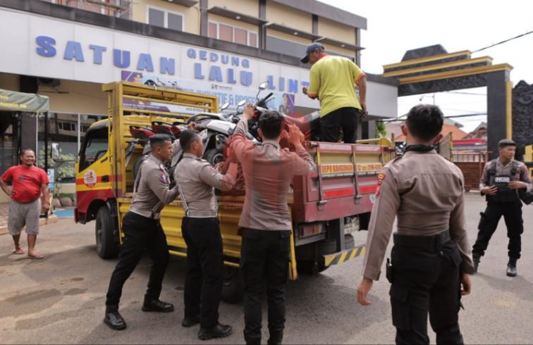 Foto: Petugas mengamankan beberapa orang beserta kendaraan yang tidak sesuai spesifikasi teknis, @by_News9.id