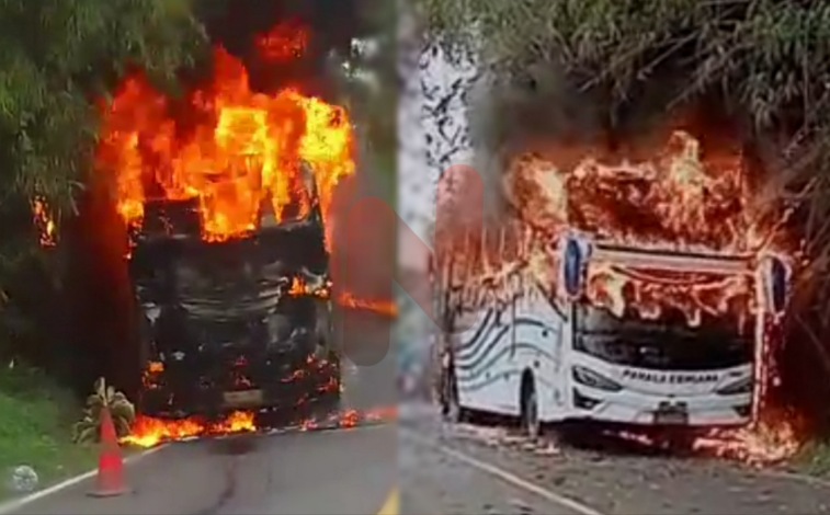 Foto: Insiden kebakaran hebat sebuah bus antarkota. @by_News9.id