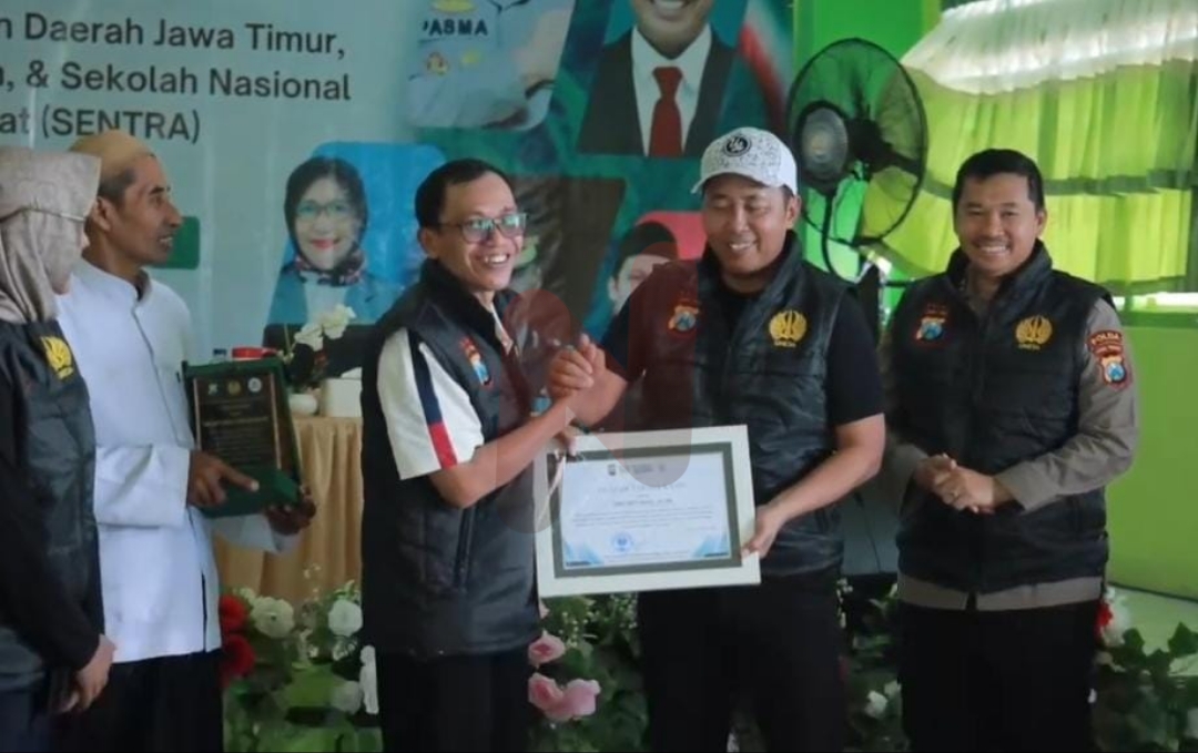 Foto: Kabag Binkar Biro SDM Polda Jatim AKBP Warsono (dua dari kanan) bersama Wakil Rektor (kiri). @by_News9.id