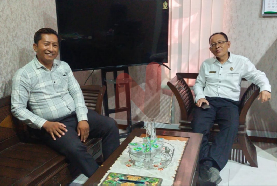 Foto: Ketua LBH FORpKOT, Herman Wahyudi, S.H., (kiri) saat menyapaikan surat permintaan Audit Investigatif terhadap penggunaan Dana Desa (DD) dan Alokasi Dana Desa (ADD) di Desa Batang-Batang Daya, @by_News9.id