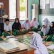 Foto: (ilustrasi) Ustadz SN, anak dari pengasuh pesantren di Desa Angkatan, Kecamatan Arjasa, bersama santri @by_News9.id