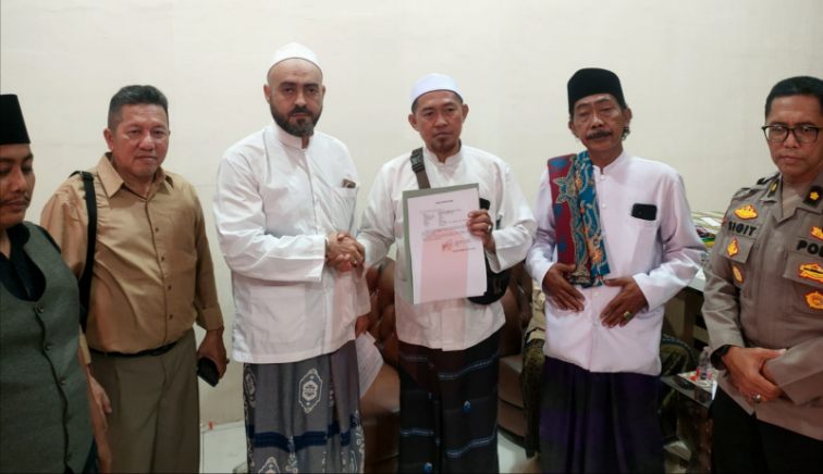 Foto: Perseteruan Wasim Mohammed Naji Al Jalal dan Habib Abd. Rahman. Berahir damai di Polres Sampang. @by_News9.id