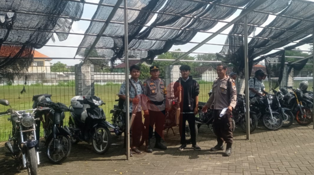 Foto: Kapolsek Sambeng Iptu Miftachul Choir, bersama anggota melaksanakan kegiatan razia penertiban kendaraan bermotor. @by_News9.id