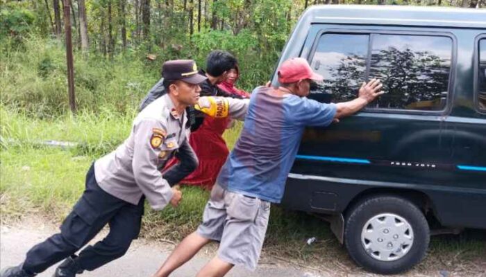 Polsek Ngimbang Atasi Kemacetan Akibat di Kawasan Letter S Kambangan