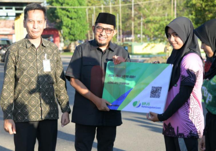 Foto: Bupati Sumenep, Achmad Fauzi Wongsojudo, saat menyerahkan secara simbolis kartu BPJS di Kantor KONI Sumenep, @by_News9.id