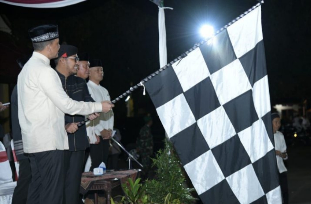 Foto: Bupati Sumenep, Achmad Fauzi Wongsojudo bersama Pangdam V/Brawijaya, Mayjen TNI Rudy Saladin, M.A., ssat melepas pawai Islami Idul Adha 1446 Hijriah. @by_News9.id