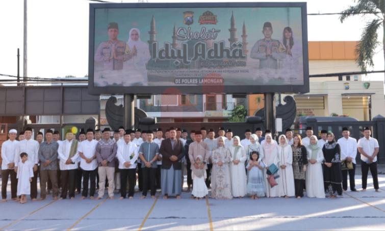 Foto: Kapolres Lamongan AKBP Agus Dwi Suryanto, beserta jajaran dan warga sekitar usai melaksanakan Sholat Idul Adha 1446 Hijriah. @by_News9.id