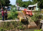 Kapolsek Ngimbang bersama Dinas PUBM Tindak Cepat Aduan Warga, Perbaiki Jembatan Rusak di Jalan Ngimbang–Bluluk
