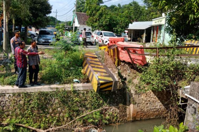 Foto: Kapolsek Ngimbang IPTU I Wayan Sumantra, S.H. bersama jajarannya saat meninjau kerusakan jembatan di jalan umum penghubung Ngimbang–Bluluk, @by_News9.id