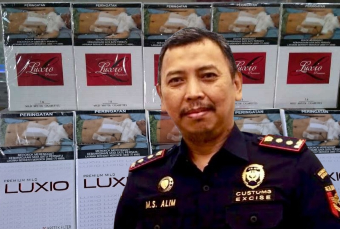 FOTO: Kepala Bea Cukai Madura, M. S. Alim (kiri) bersama rokok ilegal Luxio Premium isi 16 batang dan rokok Luxio Premium Mild isi 20 batang. @by_News9.id