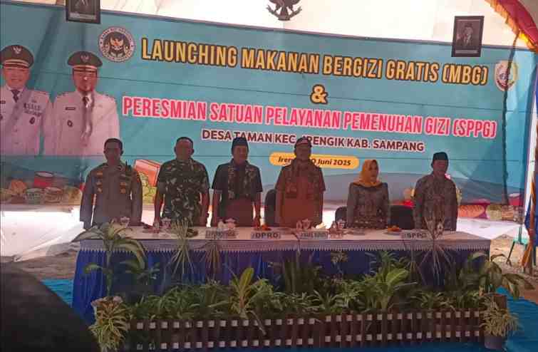 FOTO: Wakil Bupati Sampang, H. Ahmad Mahfud, (tiga dari kanan) saat menghadori lauching program makan bergizi gratis (MBG). @by_News9.id
