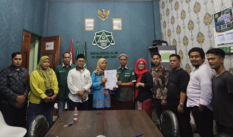 FOTO: Orang tua korban berasama Lembaga Bantuan Hukum (LBH) Ansor Jawa Timur untuk mengawal kasus tersebut hingga tuntas. @by_News9.id