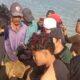 FOTO: Warga berbondong-bondong berusaha mengevakuasi jasad pria. @by_News9.id
