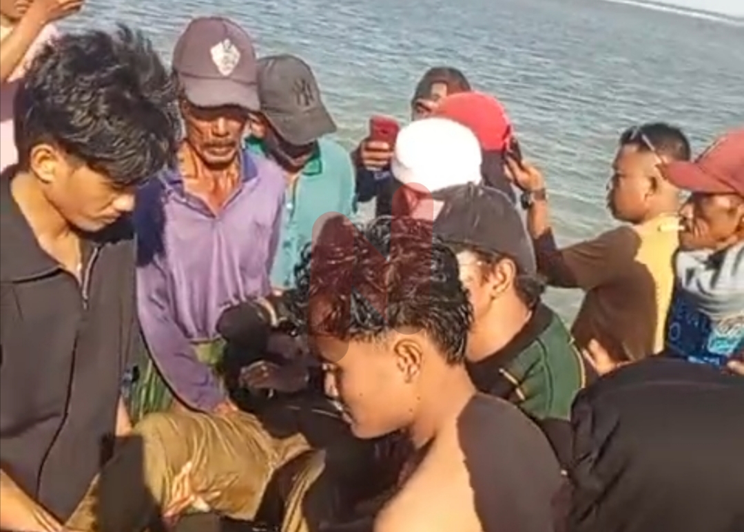 FOTO: Warga berbondong-bondong berusaha mengevakuasi jasad pria. @by_News9.id