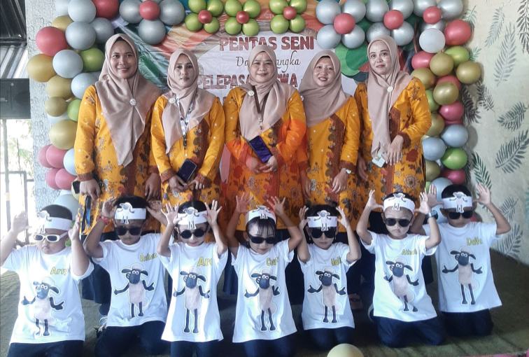 FOTO: Keluarga besar KB dan TK B Palapa Ceria dalam Pentas Seni dan Perpisahan Siswa-siswi 2024/2025. @by_News9.id