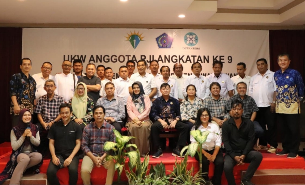 FOTO: Hartanto Boechori, (Duduk di tengah berkemeja batik biru tua), penulis dalam UKW Anggota PJI Angkatan ke 9 di Indramayu, @News9.id