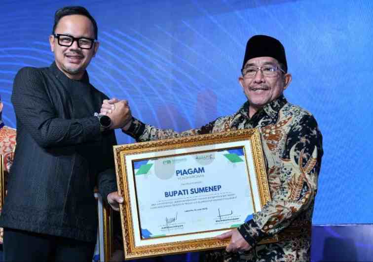 FOTO: Mewakili Bupati, penghargaan diterima oleh Wakil Bupati Sumenep, KH. Imam Hasyim (kanan), @by_News9.id