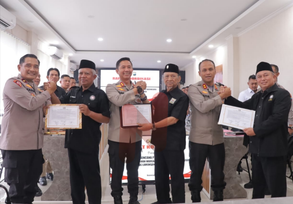FOTO: Tiga Kapolres dan tiga Ketua Cabang PSHT sepakat jaga kondusifitas pengesahan warga baru. @by_News9.id