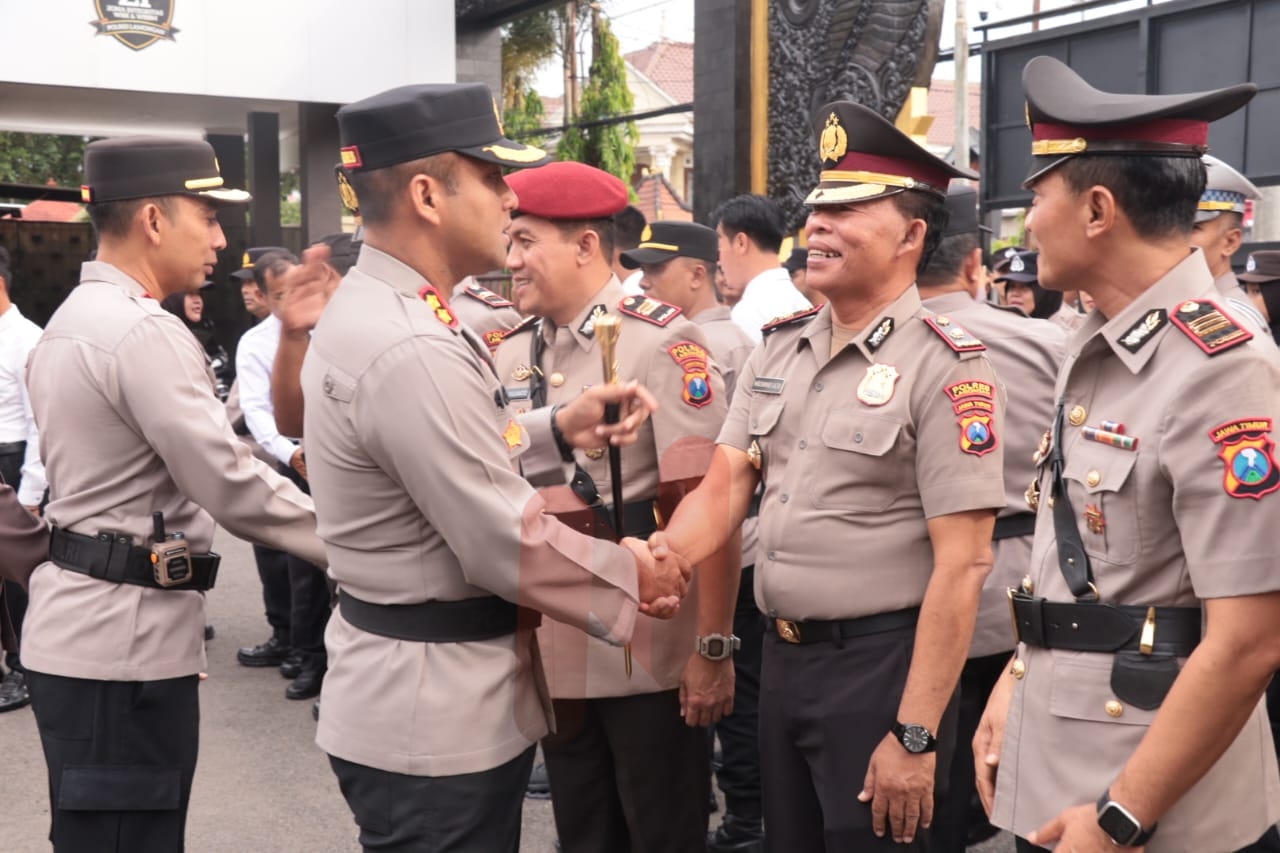 FOTO: Kapolres Lamongan AKBP Agus Dwi Suryanto, S.I.K., M.H usai upacara sertijab. @by_News9.id