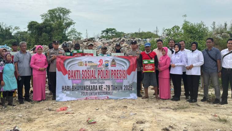 FOTO: Polres Lamongan bersama Bhayangkari dan Bhabinkamtibmas saat menyerahkan bantuan sosial kepada para pemulung. @by_News9.id