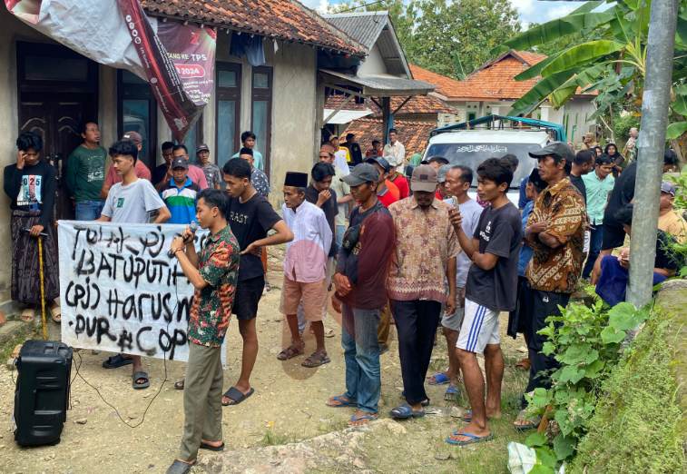 FOTO: Warga Desa Batuputih saat menggelar aksi demonstrasi ke kantor Balai Desa. @by_News9.id
