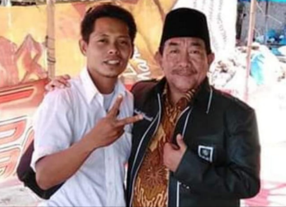 FOTO: Iskandar, (kiri) salah satu pemilik toko kelontong, bersama Wakil Bupati Sumenep KH. Imam Hasyim (kanan). @by_News9.id