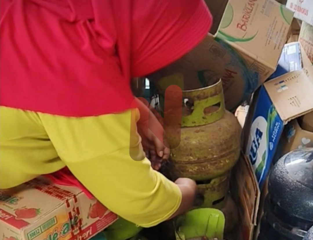 FOTO: Salah satu warung kelontong di wilayah Jalan Trunojoyo, Desa Kolor, Kecamatan Kota Sumenep yang juga diduga menimbun LPG 3kg. @by_News9.id