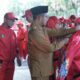 FOTO: Bupati Achmad Fauzi Wongsojudo, saat memakaikan jaket kepada kontingen Kabupaten Sumenep. @by_News9.id