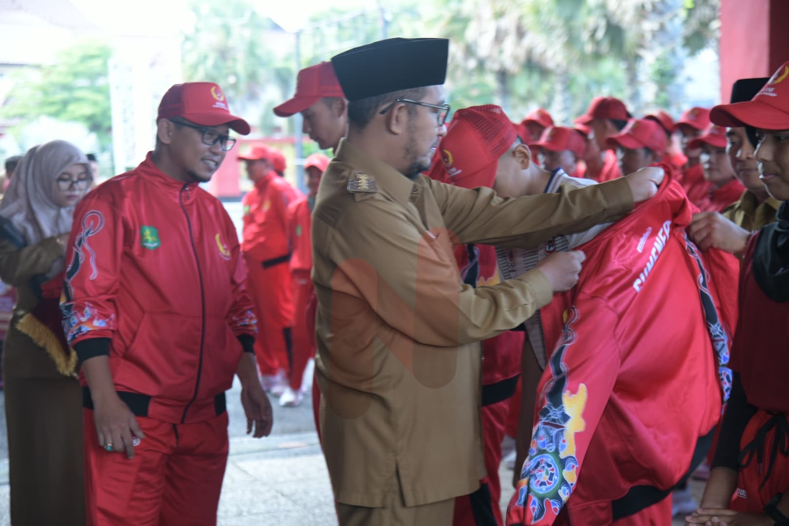 FOTO: Bupati Achmad Fauzi Wongsojudo, saat memakaikan jaket kepada kontingen Kabupaten Sumenep. @by_News9.id