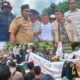 FOTO: Forum Kepulauan Kangean Bersatu (FKKB) saat memggelar aksi demonstrasi di depan kantor kecamatan Arjasa, @by_News9.id