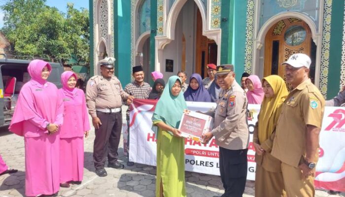 HUT Bhayangkara ke-79, Polsek Babat Salurkan 25 Bingkisan Sembako ke Ta’Mir Masjid dan Warga