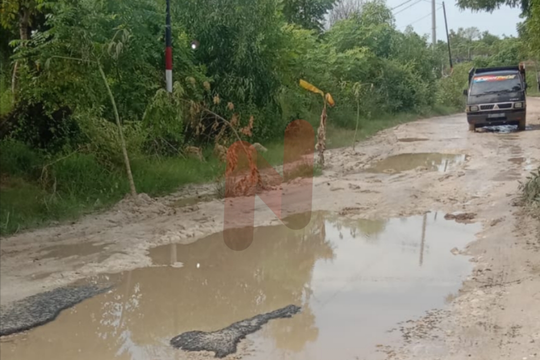FOTO: Kondisi jalan kabupaten yang rusak parah di Dusun Torango, Desa Juruan Daya, @by_News9.id