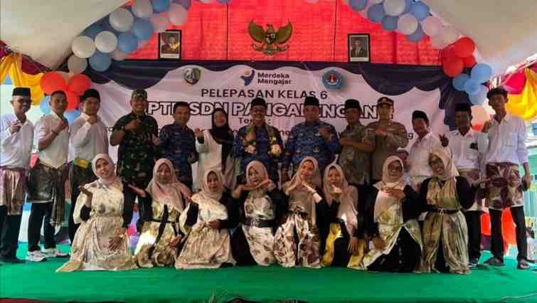 FOTO: Plt sekretaris disdik Sampang, Abdur Rahman, Korbidikcam Musripah, dan Plt Kepala Sekolah Zainul Ghaffar beserta Dewan guru SDN Pangarengan 2, TNI, Polri. @by_News9.id