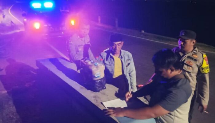 Polsek Sekaran Kembali Sita 7.5 Liter Botol Miras Jenis Tuak dalam Razia di Jalan Raya Pucuk-Sekaran 