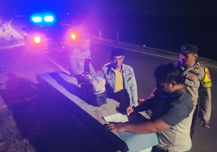 FOTO: Anggota Polsek Sekaran, Aiptu Isnawan, Aipda Rico William, Aipda Soni, dan Briptu Rijal, saat razia Miras. @by_News9.id