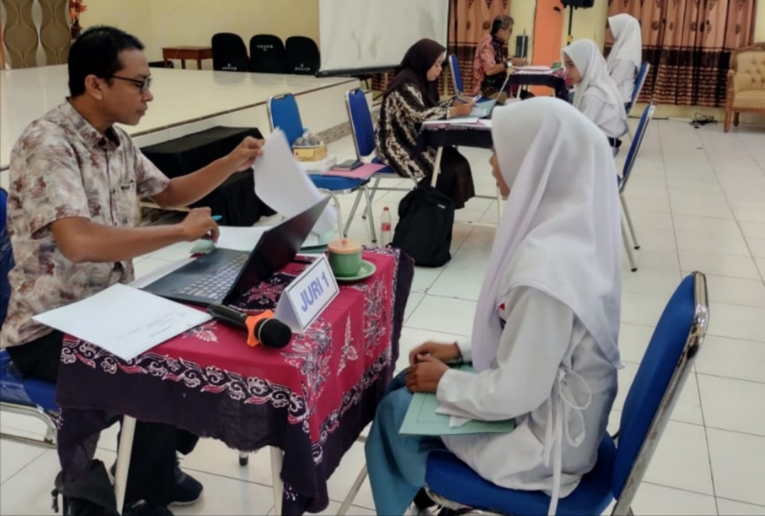 FOTO: Tiga dewan juri profesional Rahmatullah SS, S.Pd, Rita Yulhardini S.St Ars, dan Andi Kurniawan S.Pd SD, menilai langsung penampilan para peserta. @by_News9.id