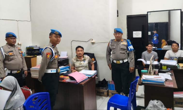 FOTO: Personil Propam Polres Sampang. @by_News9.id