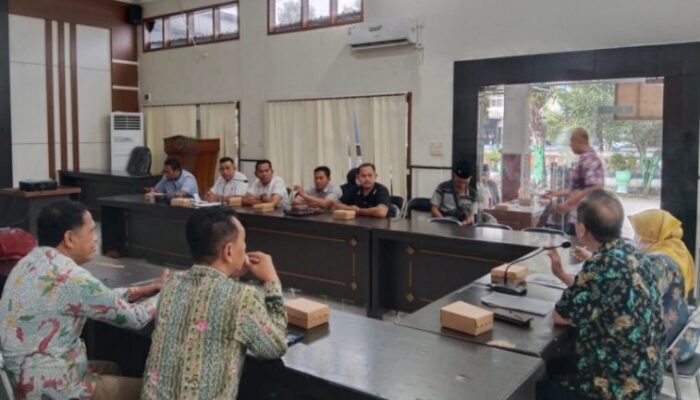 Datangi DPUPR, LSM PIAR Tuntut Transparansi dan Kualitas Pekerjaan Proyek Jalan di Sampang