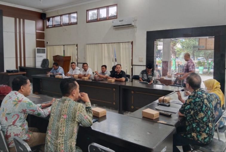 FOTO: Sejumlah aktivis dan kepala dinas serta jajaran PUPR Kabupaten Sampang saat audensi jum'at (20/6) di ruang aula kantor PUPR. @by_News9.id