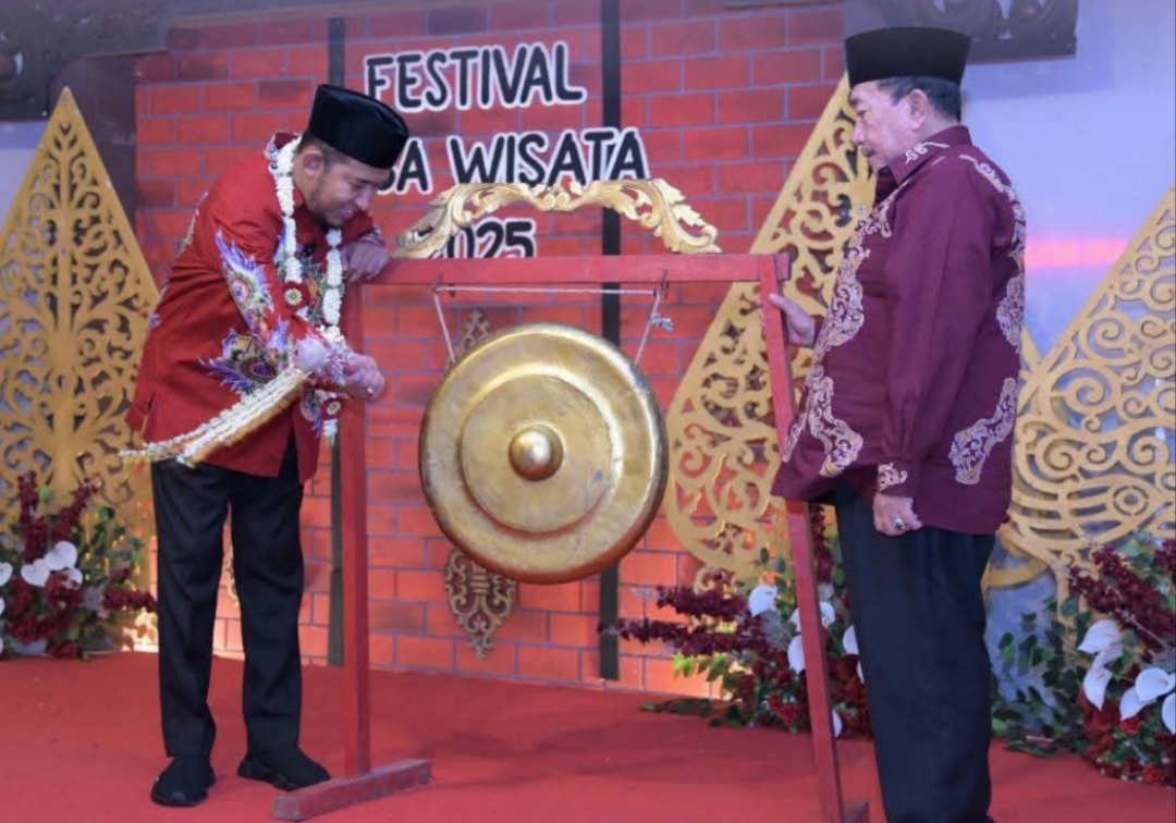FOTO: Bupati Sumenep, Achmad Fauzi Wongsojudo, bersama Wakil Bupati KH. Imam Hasyim saat membuka Festival Desa Wisata. @by_News9.id