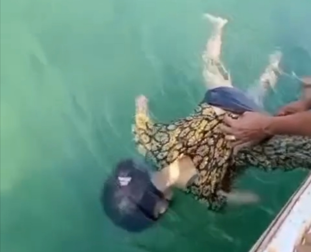 FOTO: Warga saat evakuasi korban Sundari (55) sabtu, (21/6). @by_News9.id