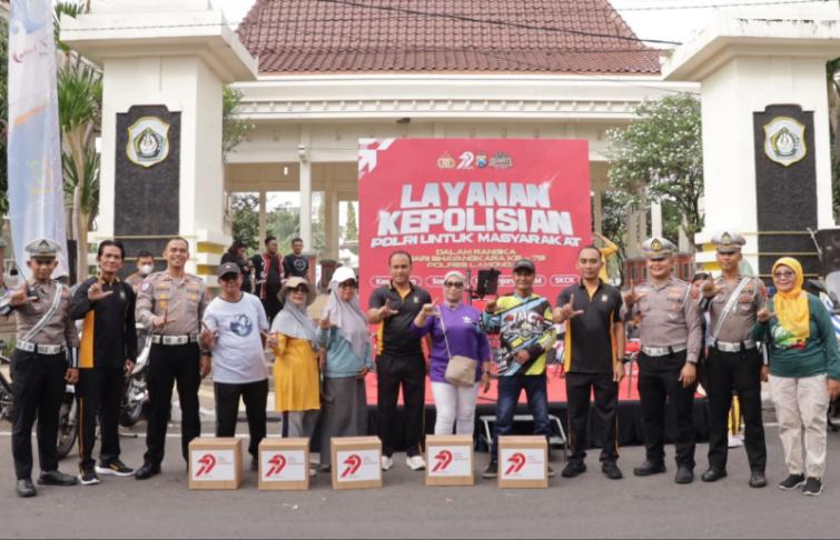 FOTO: Kapolres Lamongan meninjau langsung stand layanan dari Sat Lantas dan Sat Intelkam, @by_News9.id