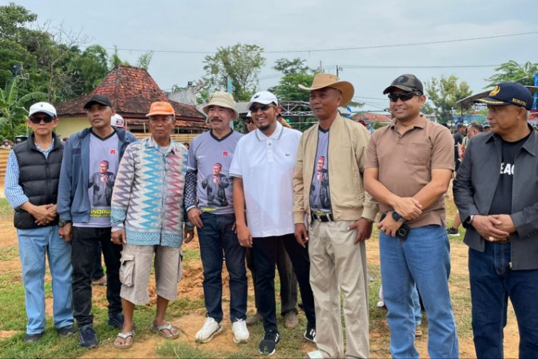 FOTO: Bupati Sumenep, Achmad Fauzi Wongsojudo, didampingi Ketua Panitia Penyelenggara, Miskun Legiyono, Lomba Kerapan Sapi Piala Bupati Sumenep 2025, (kiri). @by_News9.id