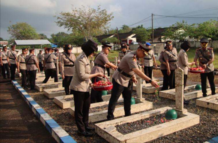 FOTO: Kapolres Sumenep AKBP Rivanda, bersama anggota saat tabur bunga di atas pusara para pahlawan yang tersebar di kompleks pemakaman. @by_News9.id