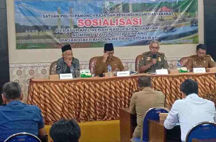 FOTO: Kepala Satpol PP Suryanto, Asisten I Bidang Pemerintahan dan Kesra Sekretariat Daerah Kabupaten Sampang Sudarmanto (mewakili Sekdakab), anggota Badan Pembentukan Perda DPRD Sampang Agus Husnul Yaqin, Sekretaris BPPKAD Bambang Indra Basuki, serta Kepala Bidang Pendapatan BPPPKAD Sampang Moh. Heldiyas Setya Risanto. @by_News9.id