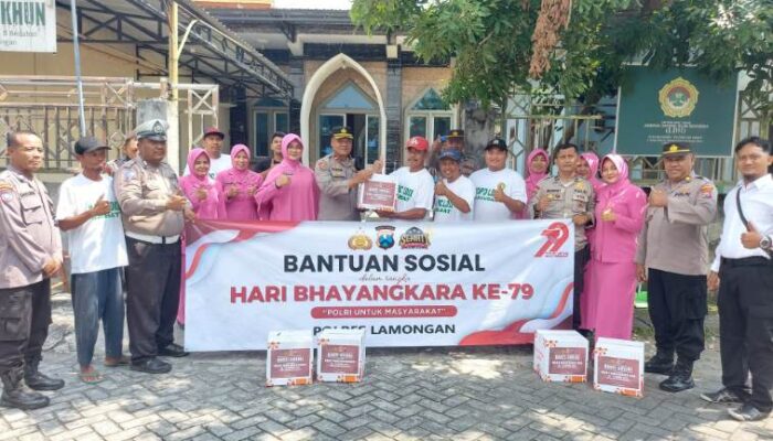 Kapolsek Babat Pimpin Penyaluran Bantuan Sembako Dalam Rangka Peringati Hari Bhayangkara ke-79
