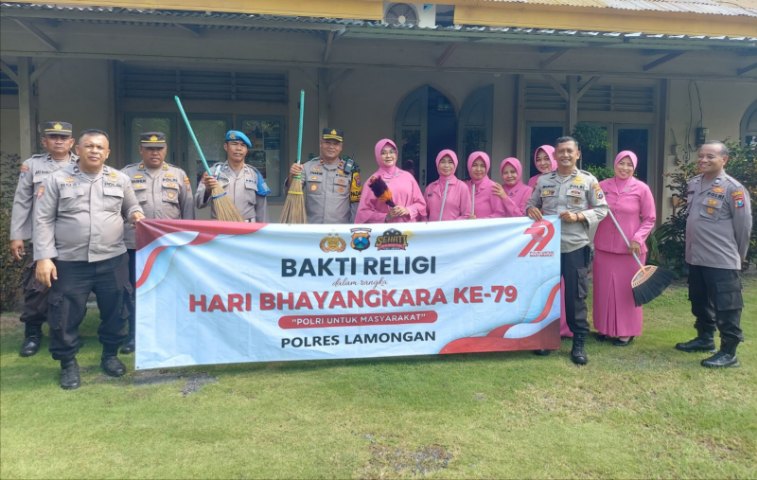 FOTO: Polsek Babat, saat melaksanakan bakti religi di Gereja Santa Maria, @by_News9.id