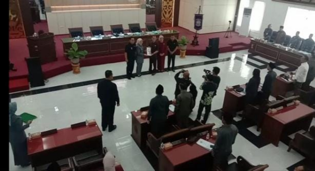 FOTO: DPRD Kabupaten Lumajang menggelar rapat paripurna dalam rangka membahas Rancangan Peraturan Daerah (Raperda) tentang Perubahan Anggaran Pendapatan dan Belanja Daerah (P-APBD). @by_News9.id